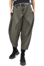 Pantaloni conici din jerse kaki, model casual cu pliuri în față și șnur decorativ.