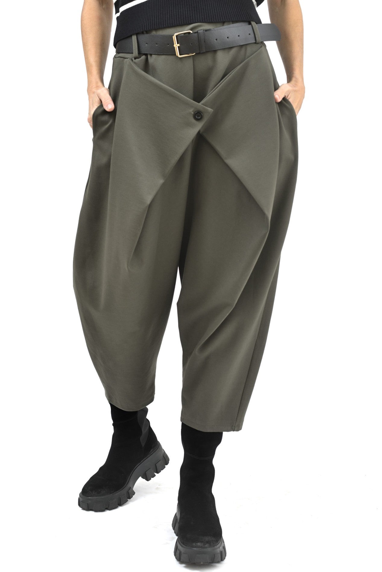 Pantaloni conici din jerse kaki, model casual cu pliuri în față și șnur decorativ.