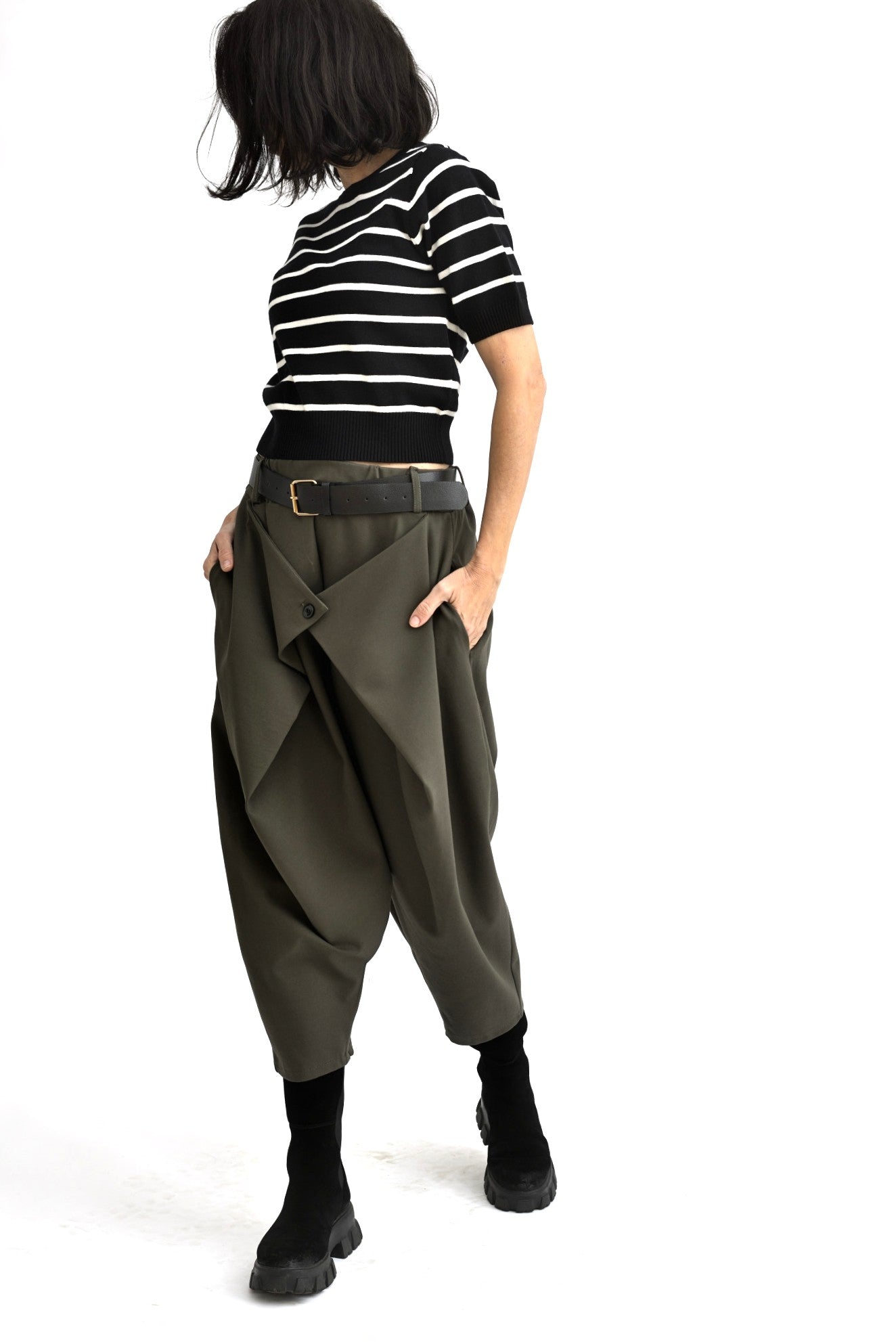 Pantaloni conici din jerse kaki, model casual cu pliuri în față și șnur decorativ.