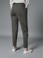 Pantaloni conici din jerse, vedere din spate, cu linie curată.