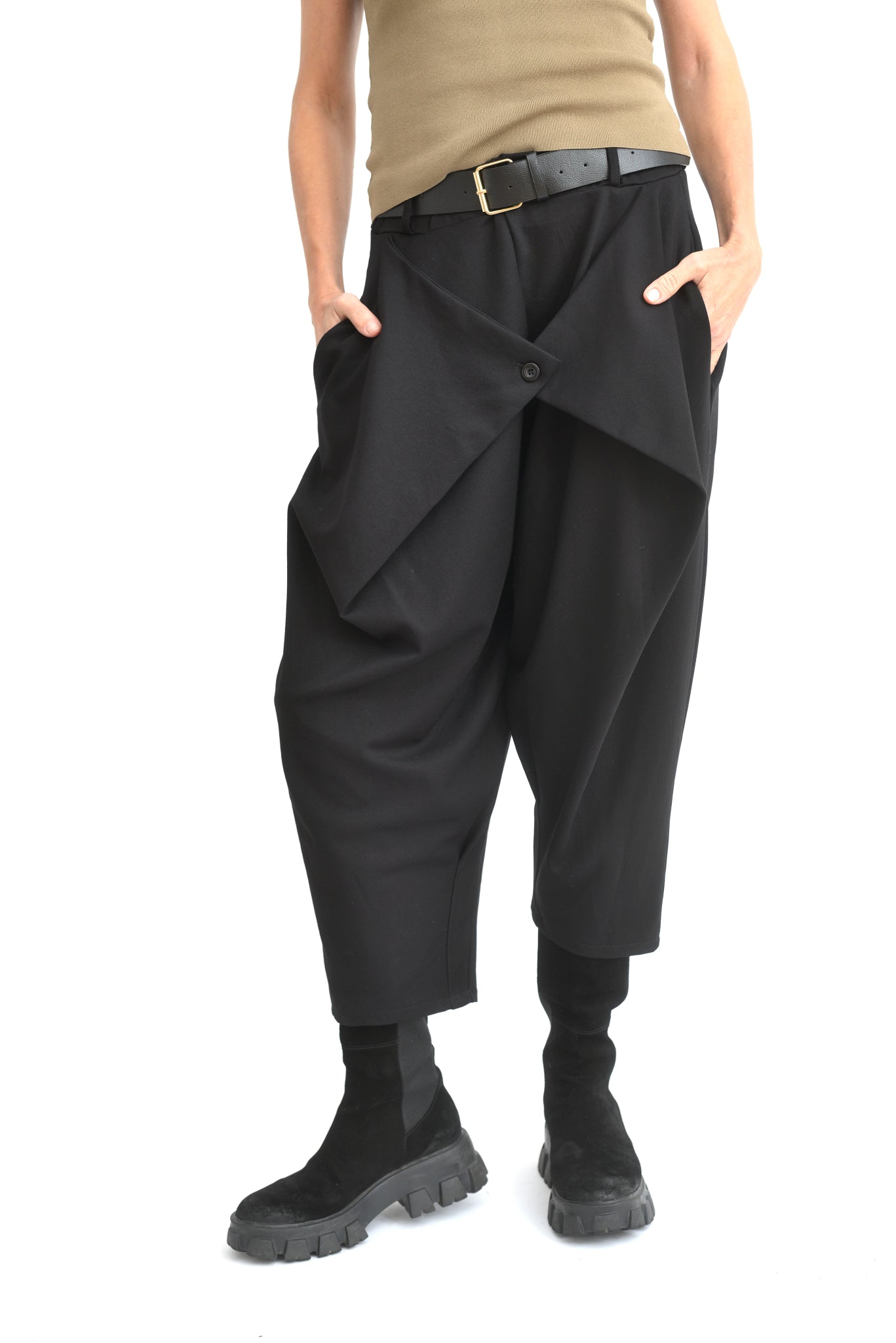 Pantaloni conici din jerse negri, model casual cu pliuri în față și șnur decorativ.