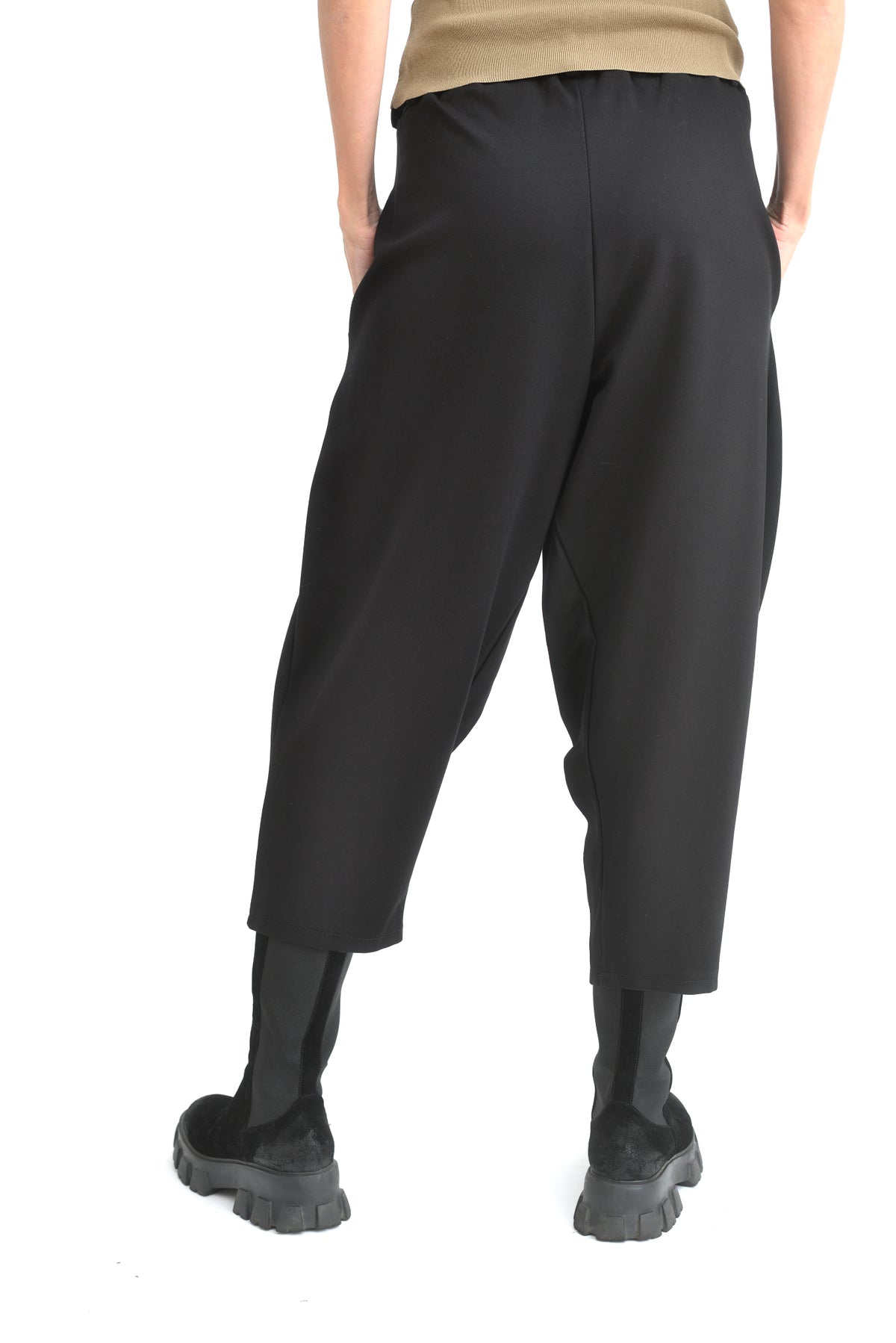 Pantaloni conici negri văzuți din spate, croială lejeră și design modern.