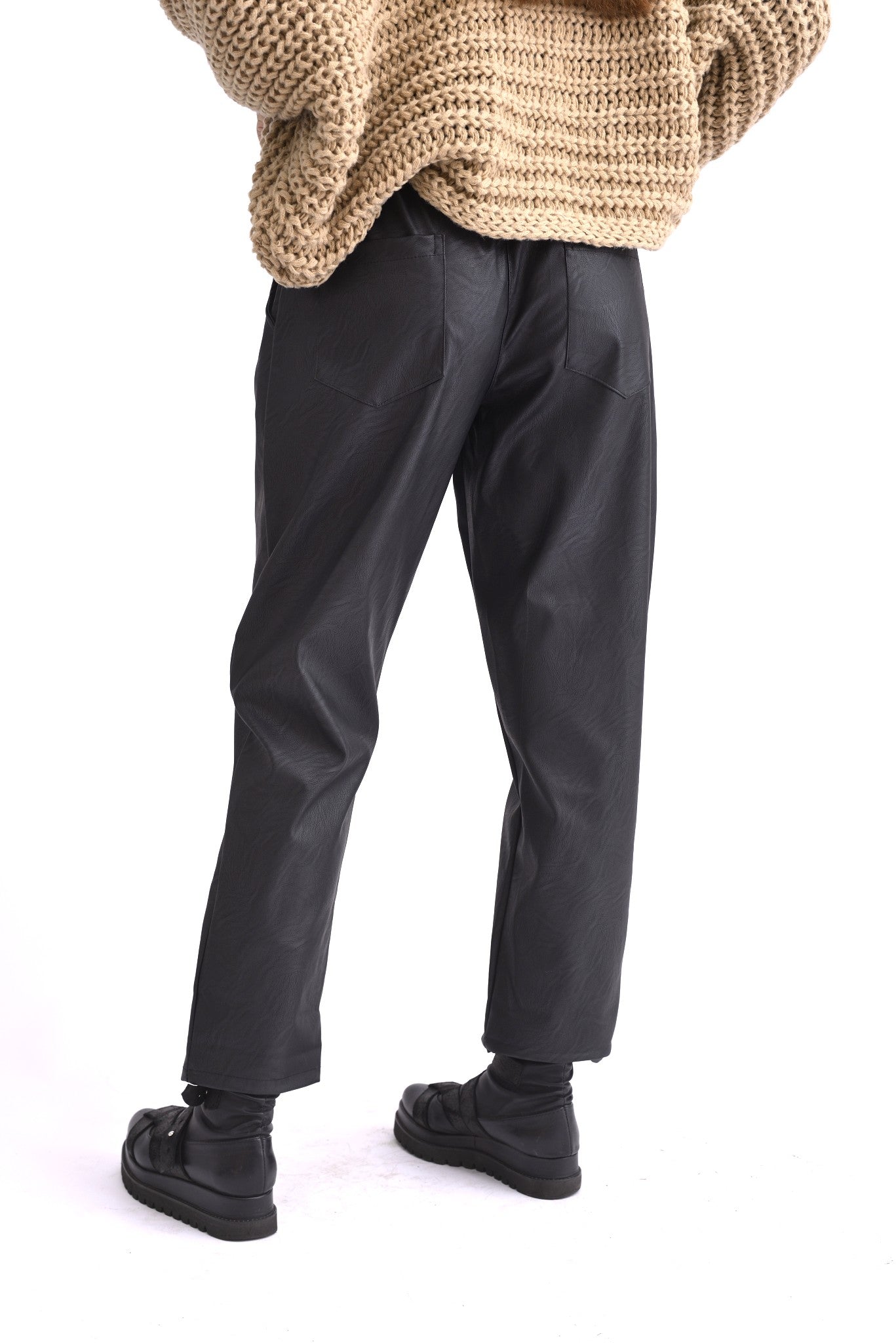 Detaliu al materialului din piele ecologică neagră, cu finisaj fin și elasticitate ridicată.