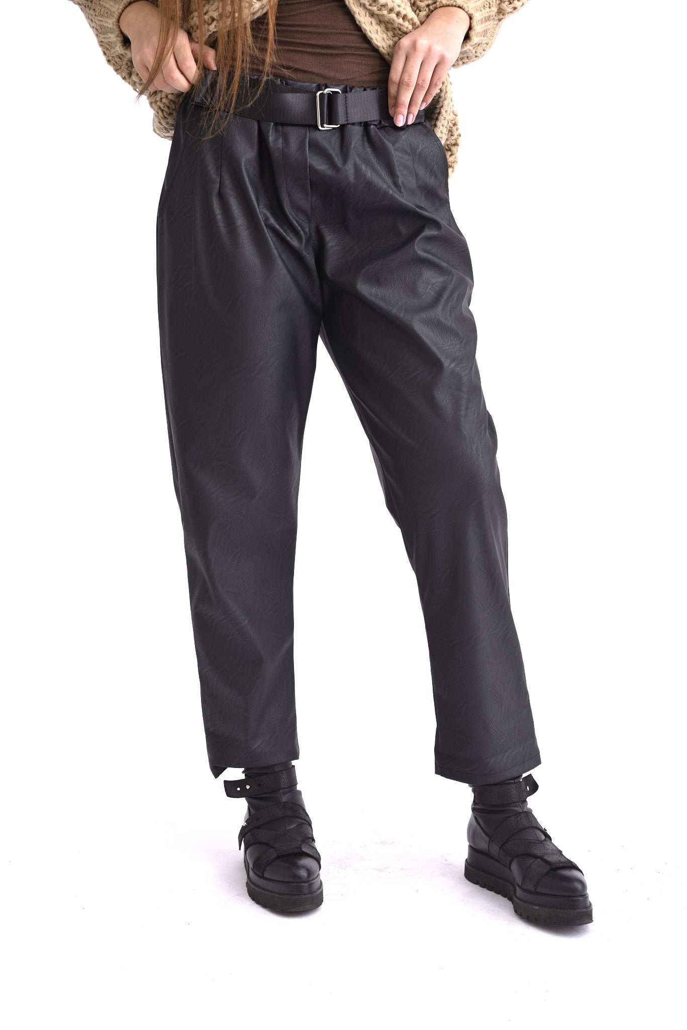 Vedere frontală a pantalonilor conici din piele ecologică, cu finisaj lucios și talie elastică.