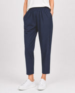 Pantaloni conici bleumarin din viscoză, cu talie elastică, purtați cu pantofi sport — All Above Boutique.
