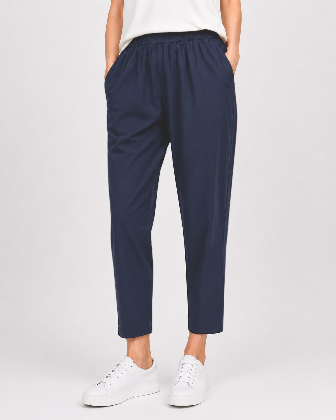 Pantaloni conici bleumarin din viscoză, cu talie elastică, purtați cu pantofi sport — All Above Boutique.