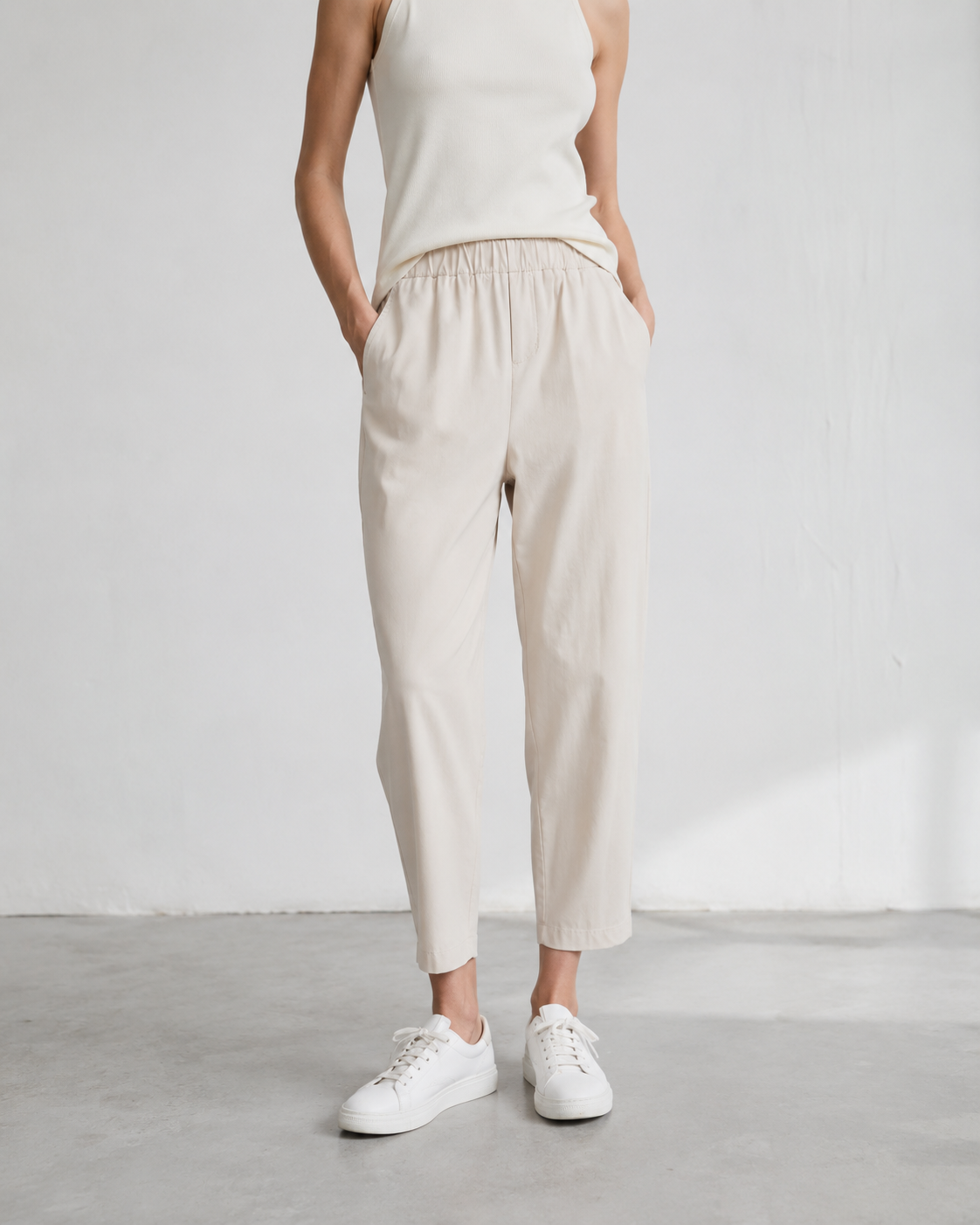 Pantaloni conici crem din viscoză, cu talie elastică și croială fluidă — All Above Boutique.