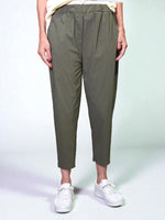 Pantaloni conici kaki din Tencel, cu talie elastică, purtați cu pantofi sport