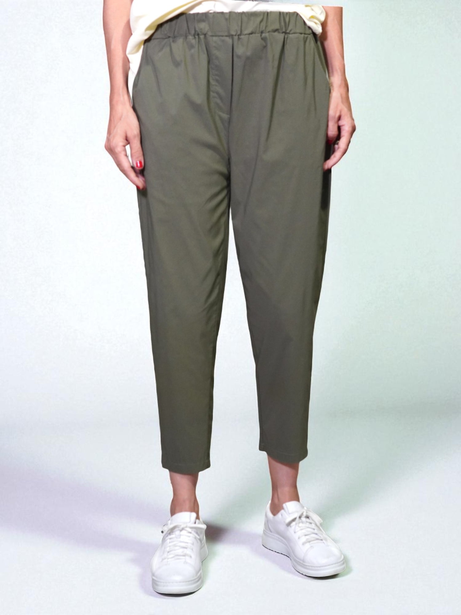 Pantaloni conici kaki din Tencel, cu talie elastică, purtați cu pantofi sport