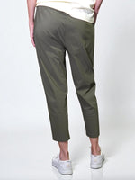 Pantaloni conici din Tencel culoare kaki, vedere din spate, cu talie elastică