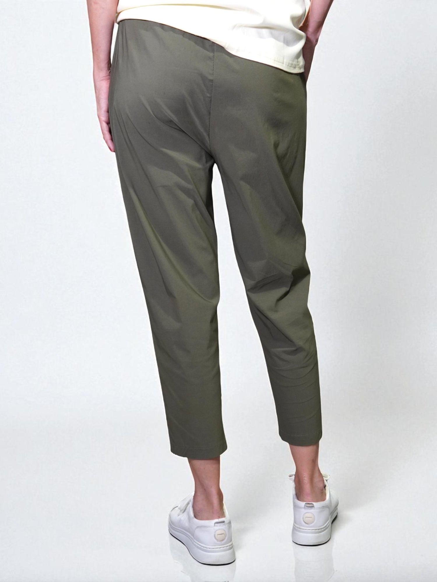 Pantaloni conici din Tencel culoare kaki, vedere din spate, cu talie elastică