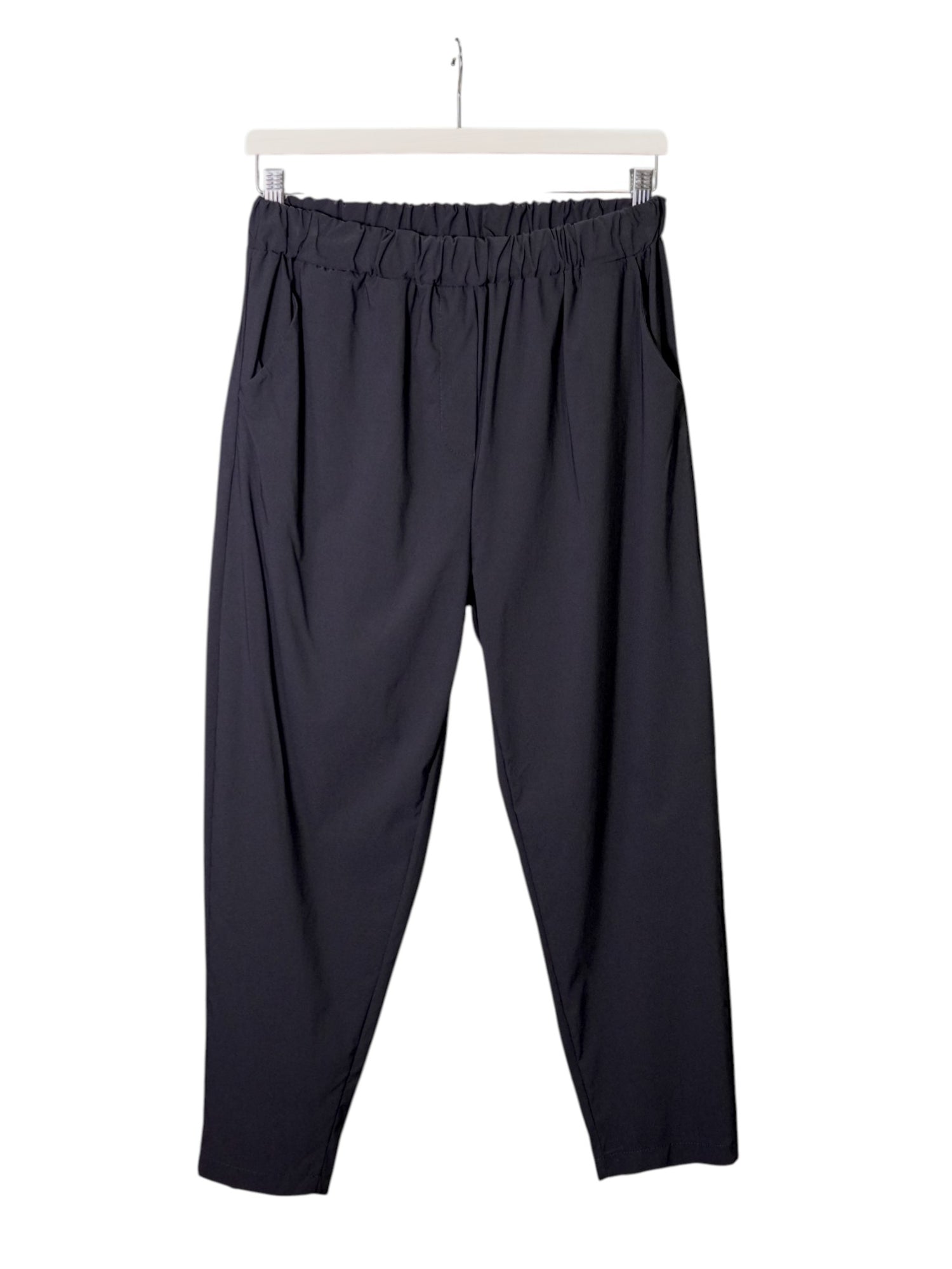 Pantaloni negri conici din Tencel, croi simplu, fără fermoar