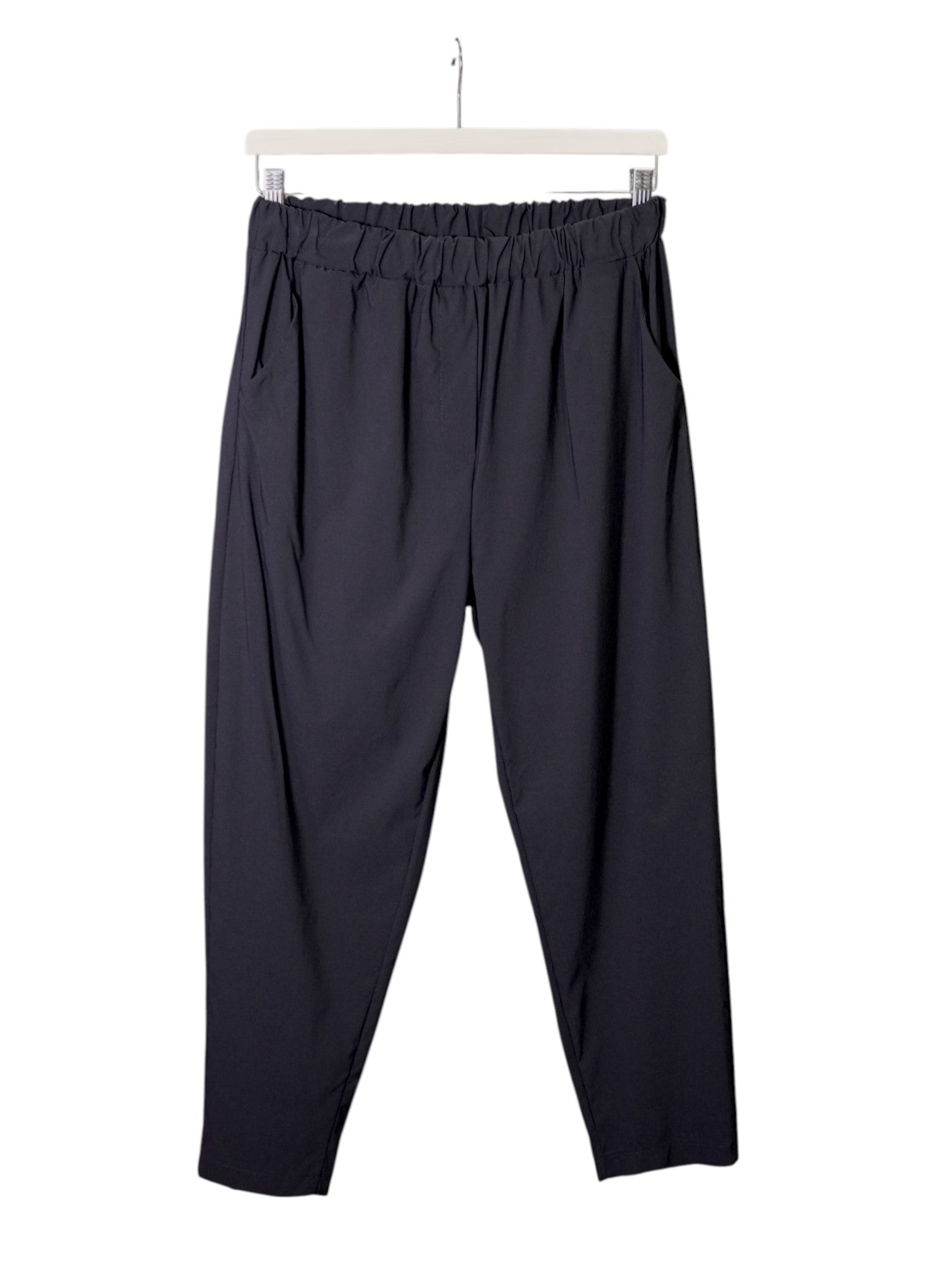 Pantaloni negri conici din Tencel, croi simplu, fără fermoar