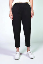 Pantaloni conici negri din viscoză, cu talie elastică, purtați cu pantofi sport — All Above Boutique.