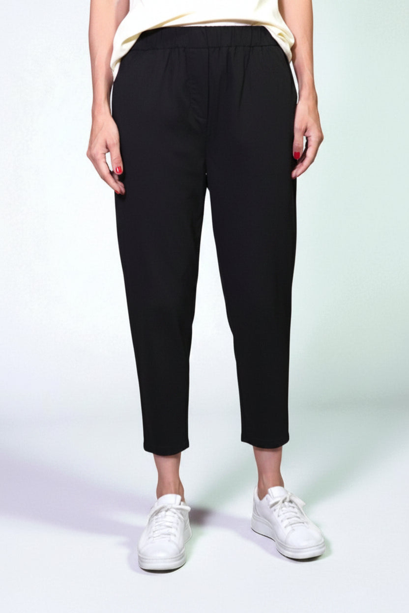 Pantaloni conici negri din viscoză, cu talie elastică, purtați cu pantofi sport — All Above Boutique.