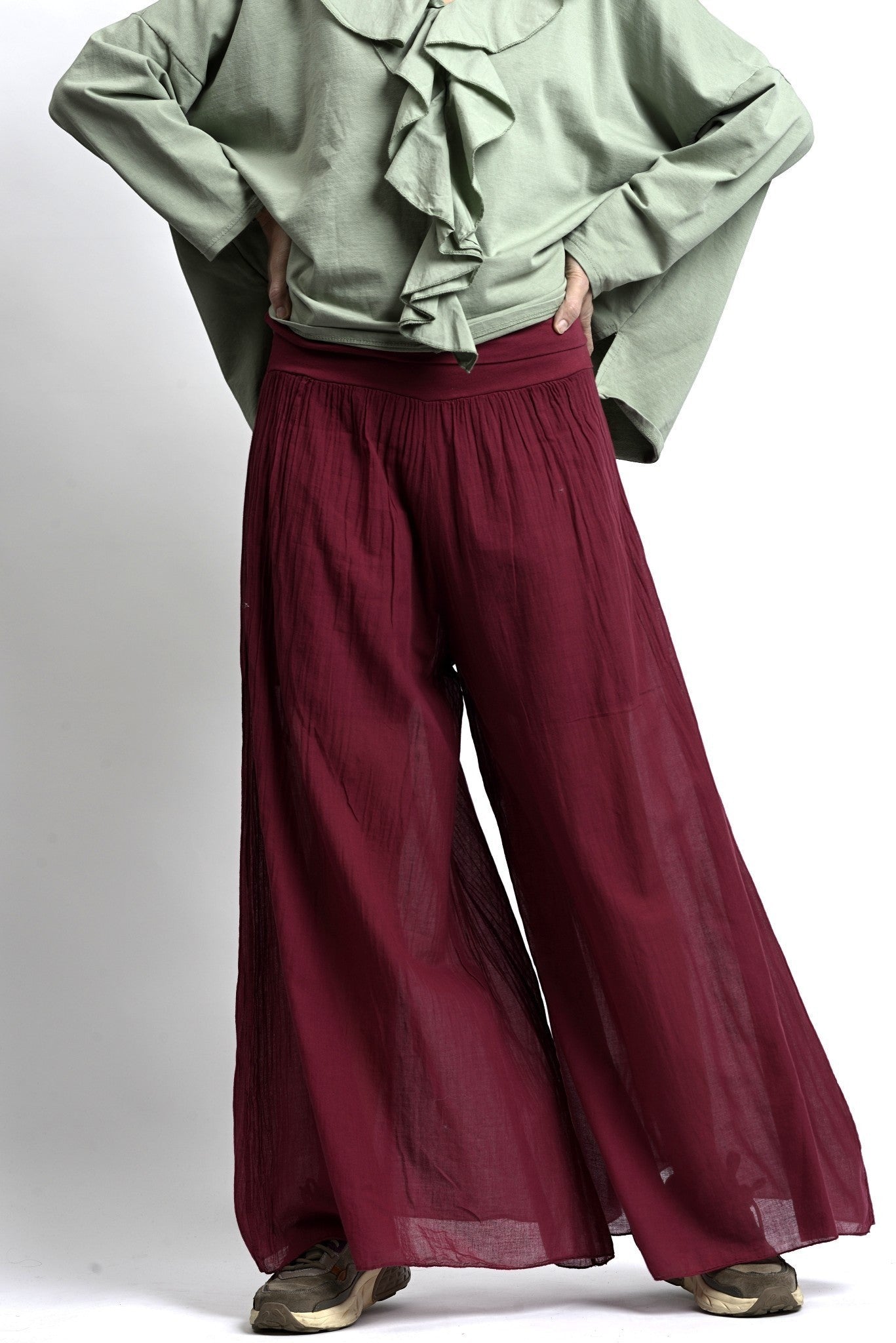 Pantaloni creponați din bumbac roșu închis, cu talie elastică din jerse, purtați cu top lejer — All Above Boutique.