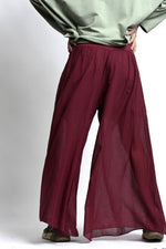 Detaliu talie jerse elastică la pantaloni creponați din bumbac, concepută pentru adaptare și confort.