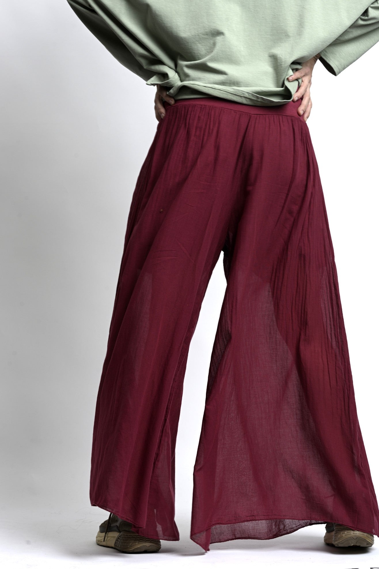 Detaliu talie jerse elastică la pantaloni creponați din bumbac, concepută pentru adaptare și confort.