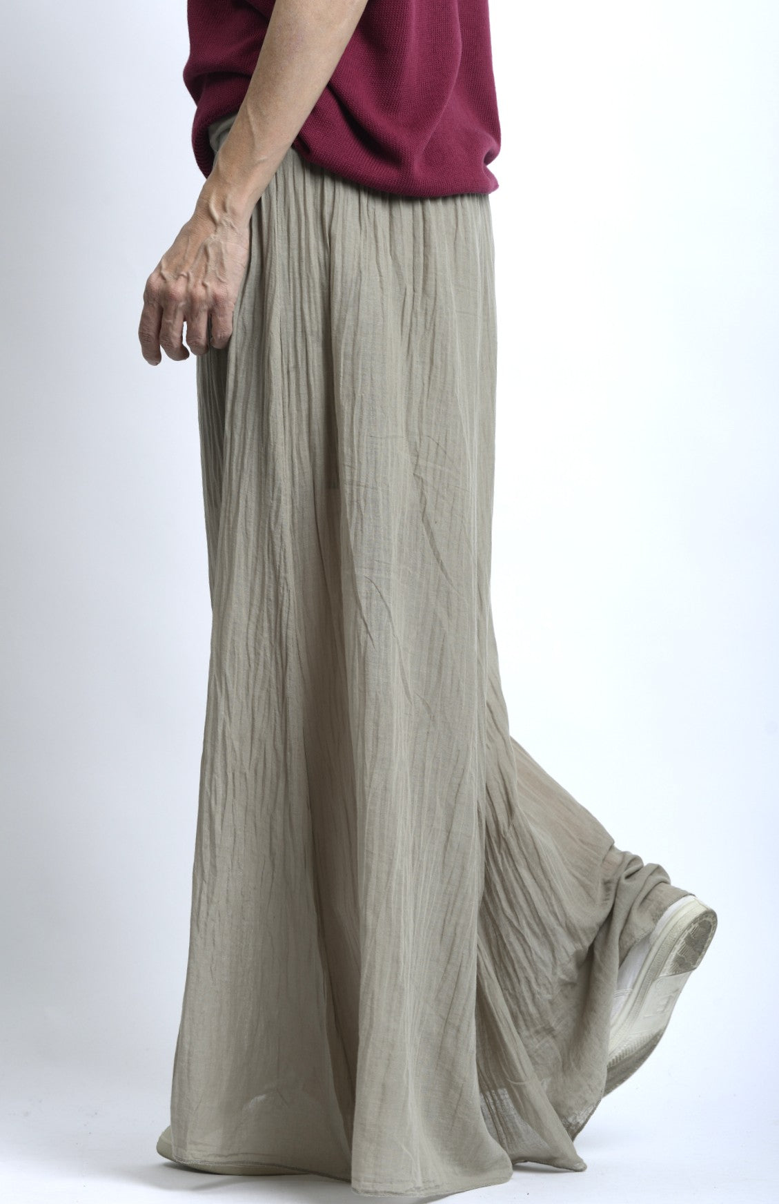 Pantaloni creponați din bumbac, vedere din spate, cu talie elastică confortabilă și lungime maxi.