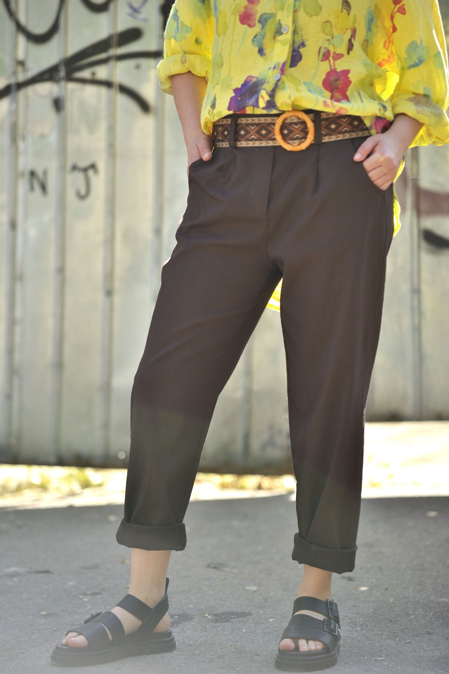 Pantaloni maro cu centură tradițională în nuanțe pământii, asortați casual