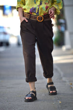 Pantaloni damă maro din viscoză cu centură decorativă, stil urban relaxat