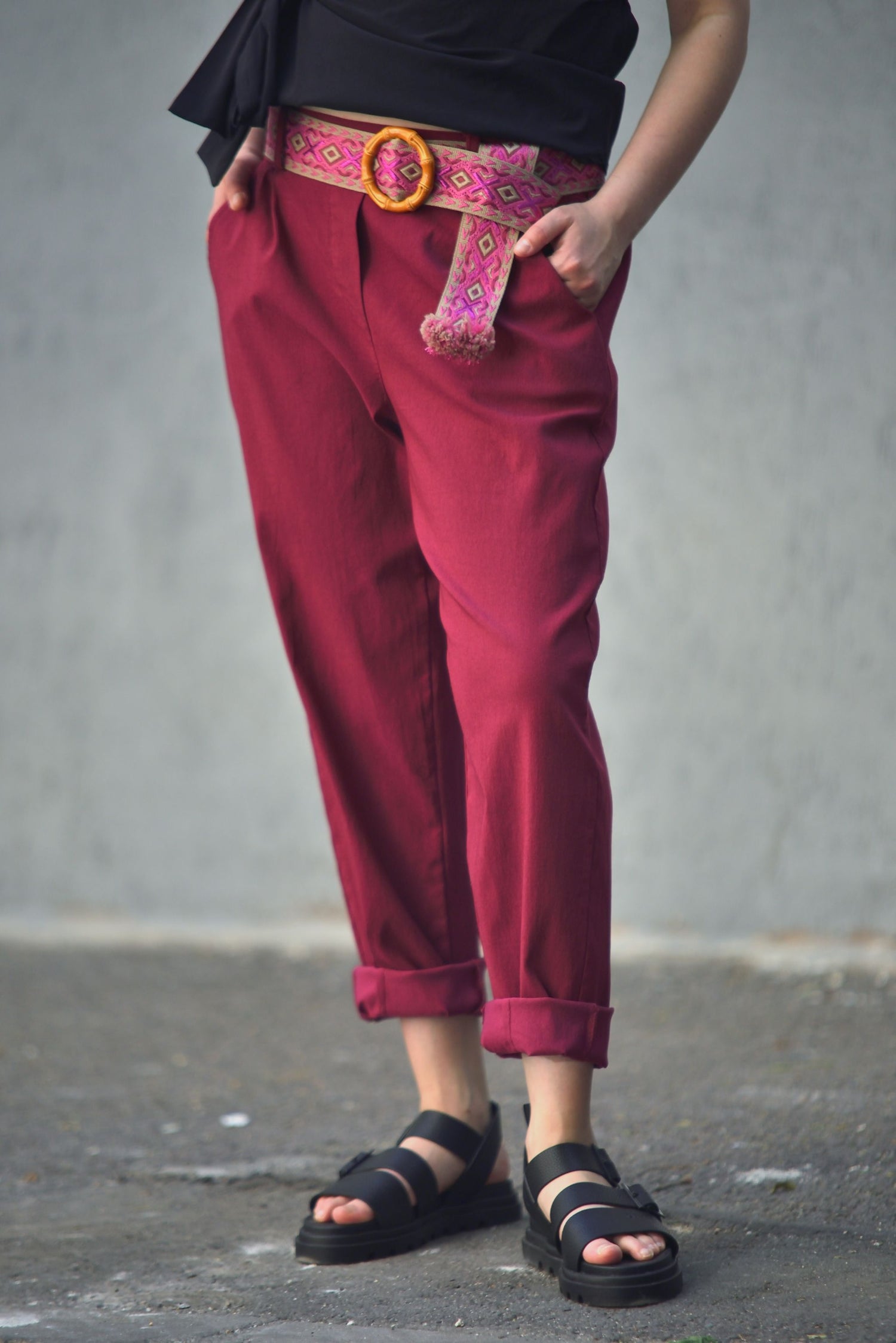 Detaliu de centură etnică pe pantaloni bordo din viscoză, croială lejeră