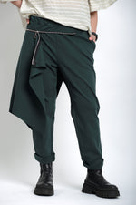 Detaliu fermoar metalic și fustă detașabilă aplicată peste pantaloni, aspect urban și funcțional.