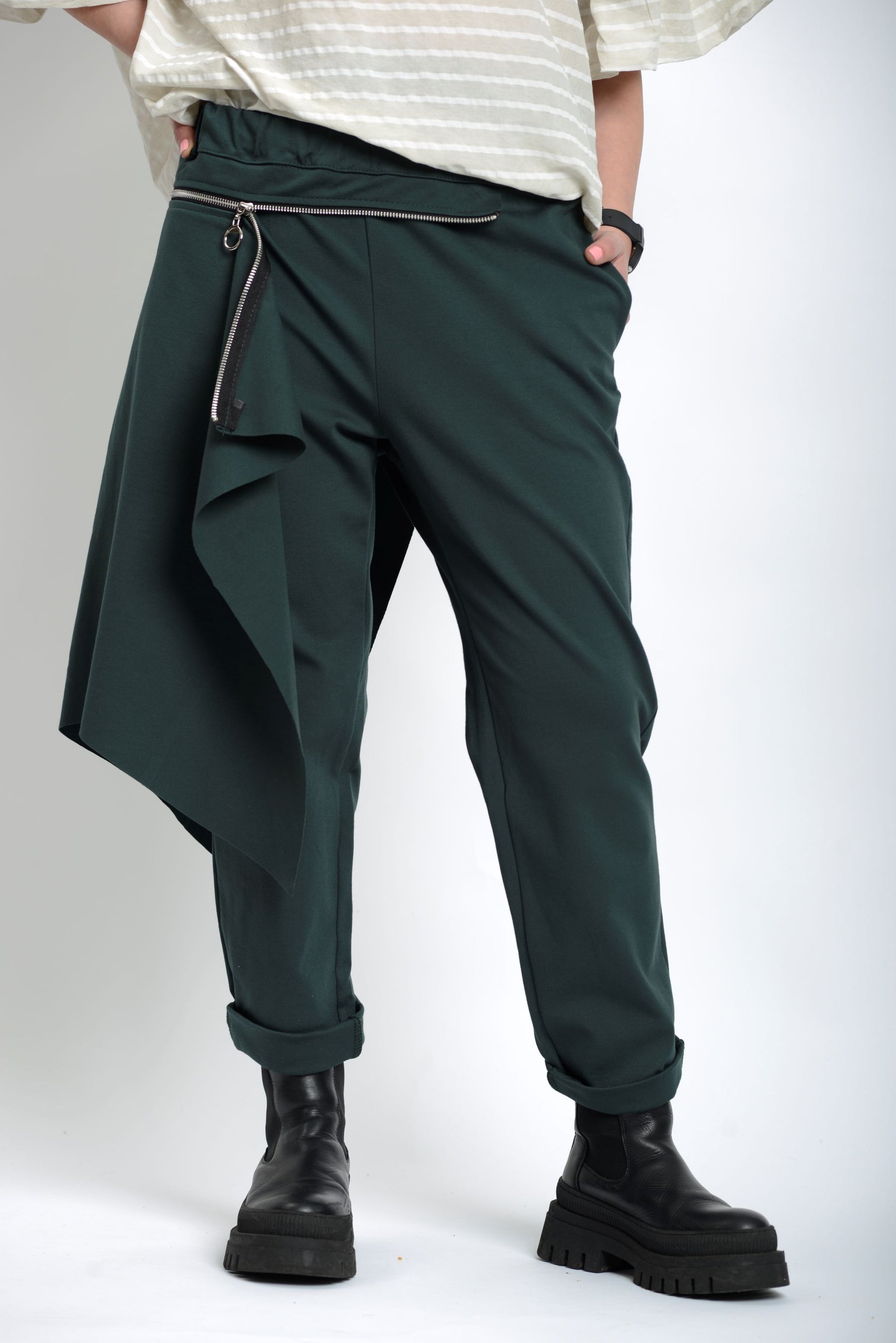 Detaliu fermoar metalic și fustă detașabilă aplicată peste pantaloni, aspect urban și funcțional.