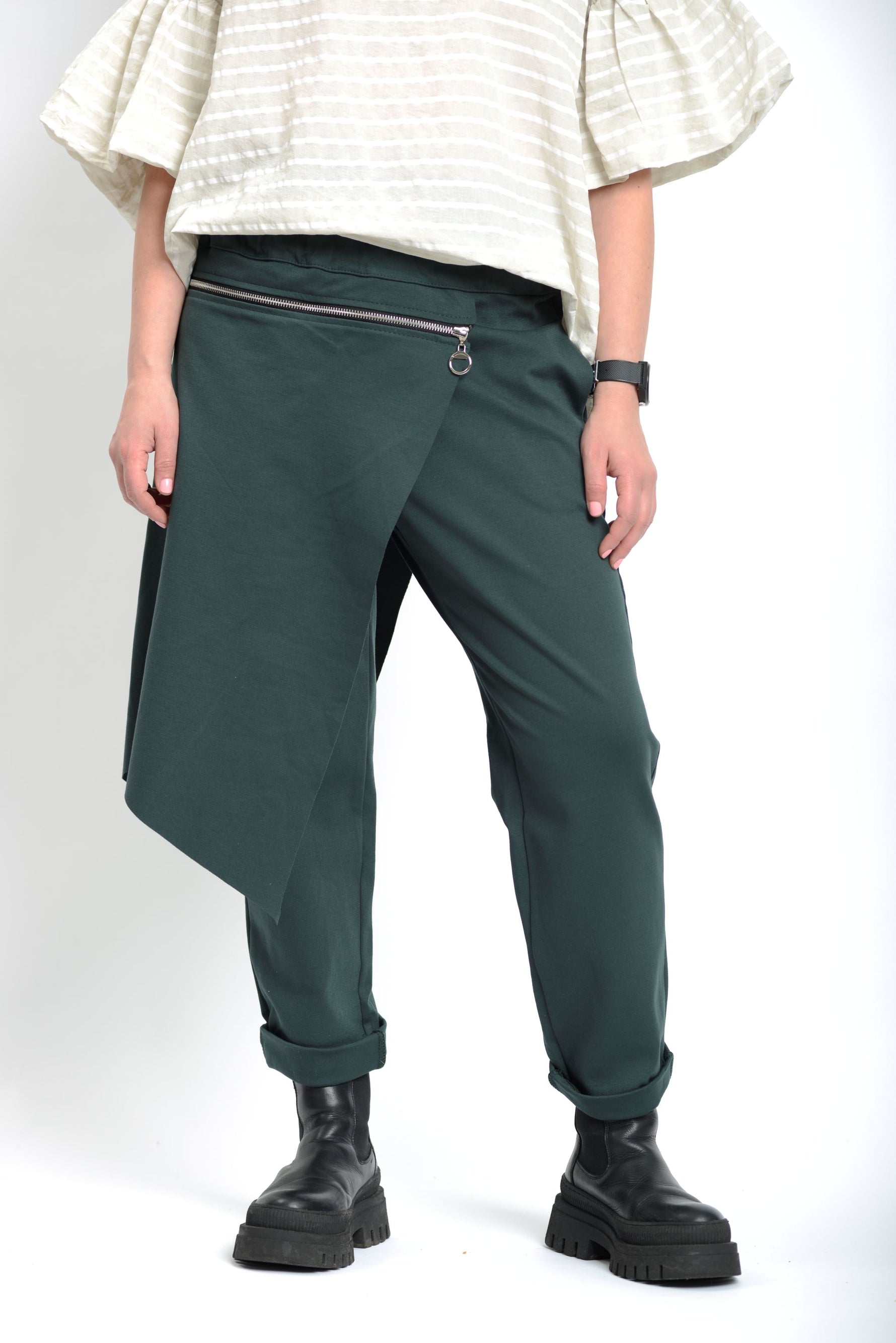 Textura materialului elastic din vâscoză, cu cădere fluidă și aspect mat, potrivit pentru purtare zilnică.