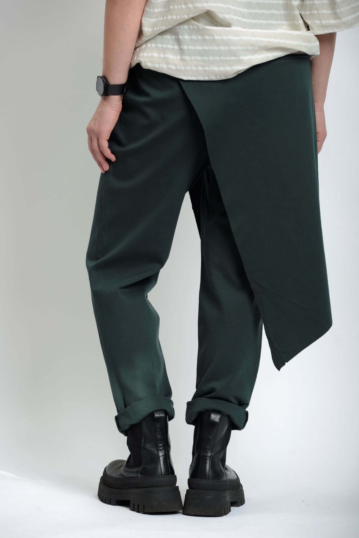 Vedere din spate a pantalonilor cu fustă detașabilă, talie elastică și finisaj neted, purtare relaxată.