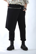 Pantaloni verde închis cu talie elastică și fustă detașabilă, croială lejeră și linie contemporană.