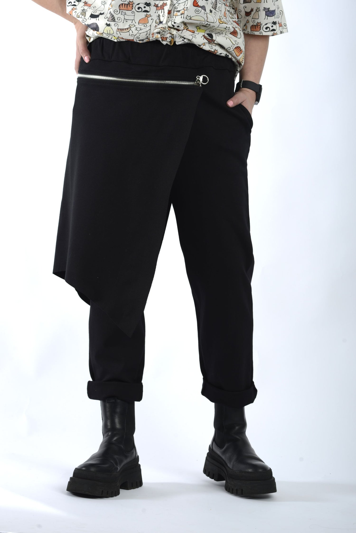 Pantaloni verde închis cu talie elastică și fustă detașabilă, croială lejeră și linie contemporană.