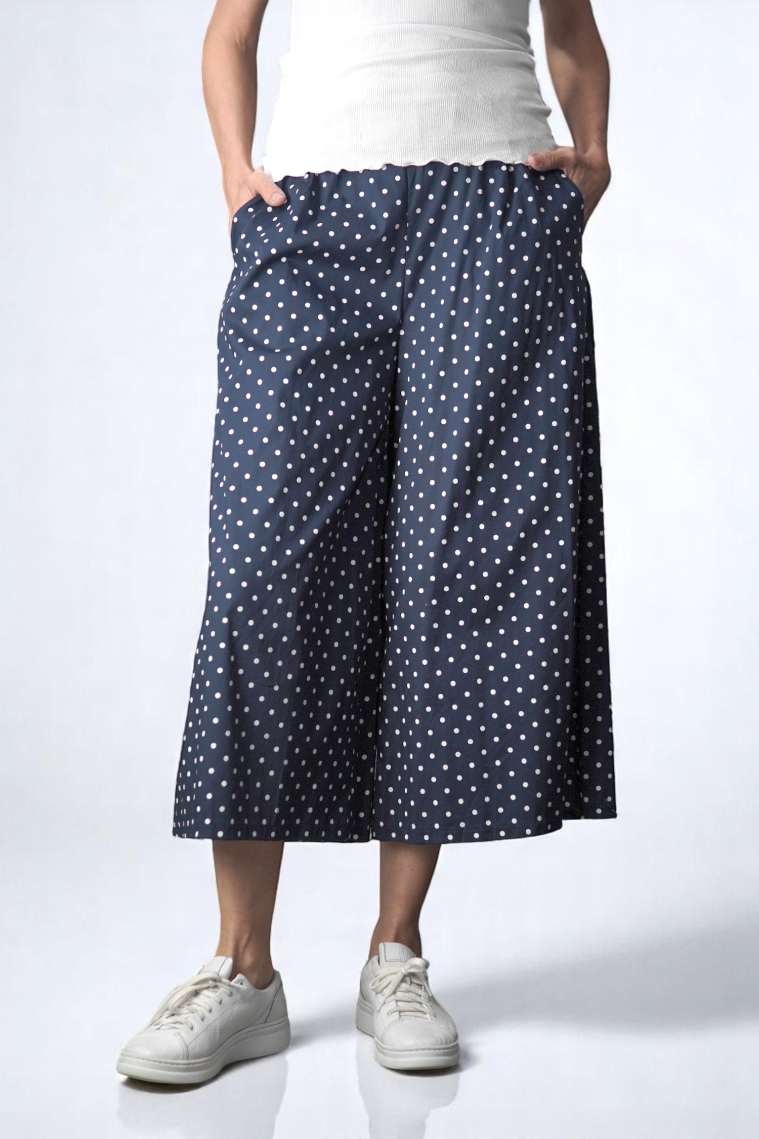  Pantaloni culottes bleumarin cu buline albe, croială largă și talie elastică
