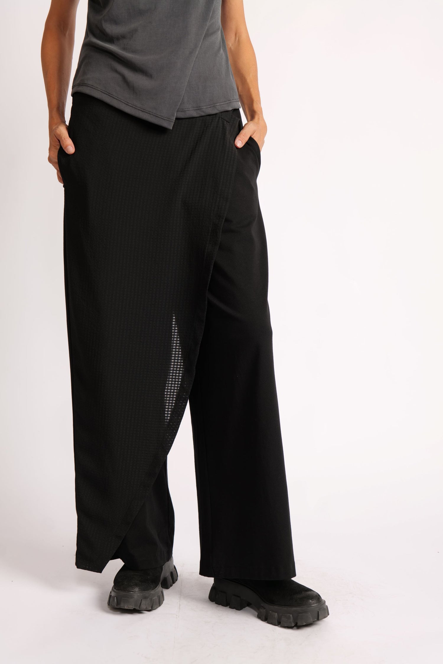 Pantaloni negri din jerse cu prindere tip pareo, croi lejer și design modern.