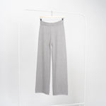Detaliu de croială la pantaloni drepți gri din tricot, textură fină și finisaje curate.