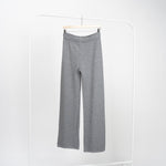 Pantaloni drepți gri din tricot moale, talie elastică înaltă, pe umeraș, vedere frontală.