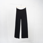 Ținută casual cu pantaloni drepți din tricot soft, evidențiind piciorul drept și talia elastică.
