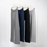 Set de pantaloni drepți din tricot soft, culori bleumarin și gri, prezentați pe umerașe.