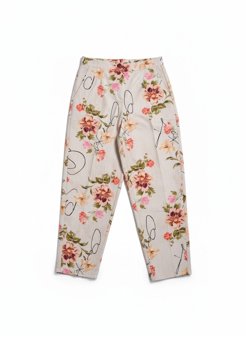 Pantaloni cu imprimeu floral, prezentare produs pe fundal alb