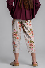 Pantaloni largi cu imprimeu floral, vedere din spate