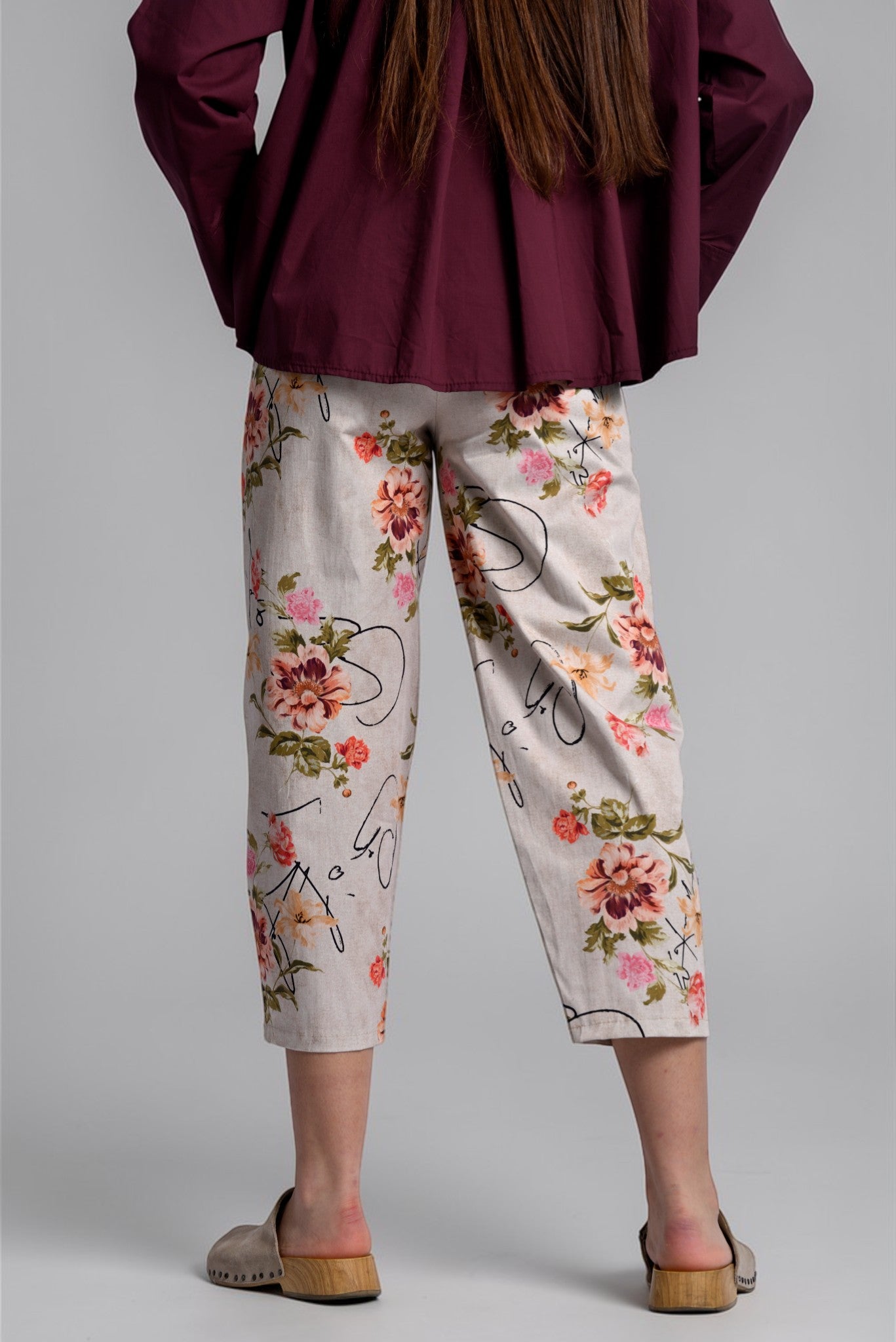 Pantaloni largi cu imprimeu floral, vedere din spate