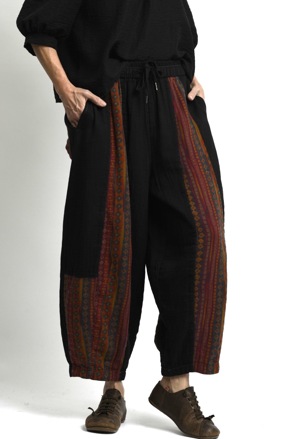 Detaliu talie elastică la pantalonii hippie Korea, concepută pentru adaptare și purtare ușoară.