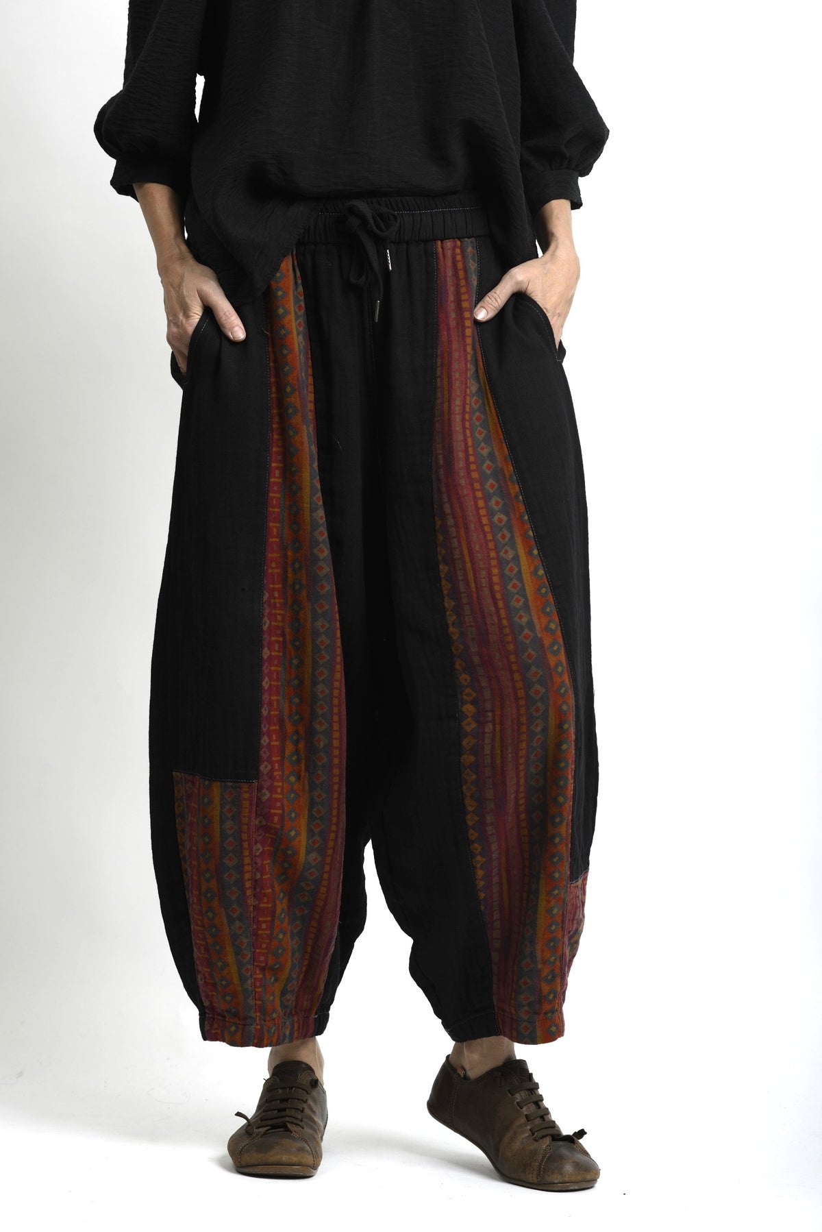 Detaliu talie elastică la pantalonii hippie Korea, concepută pentru adaptare și purtare ușoară.