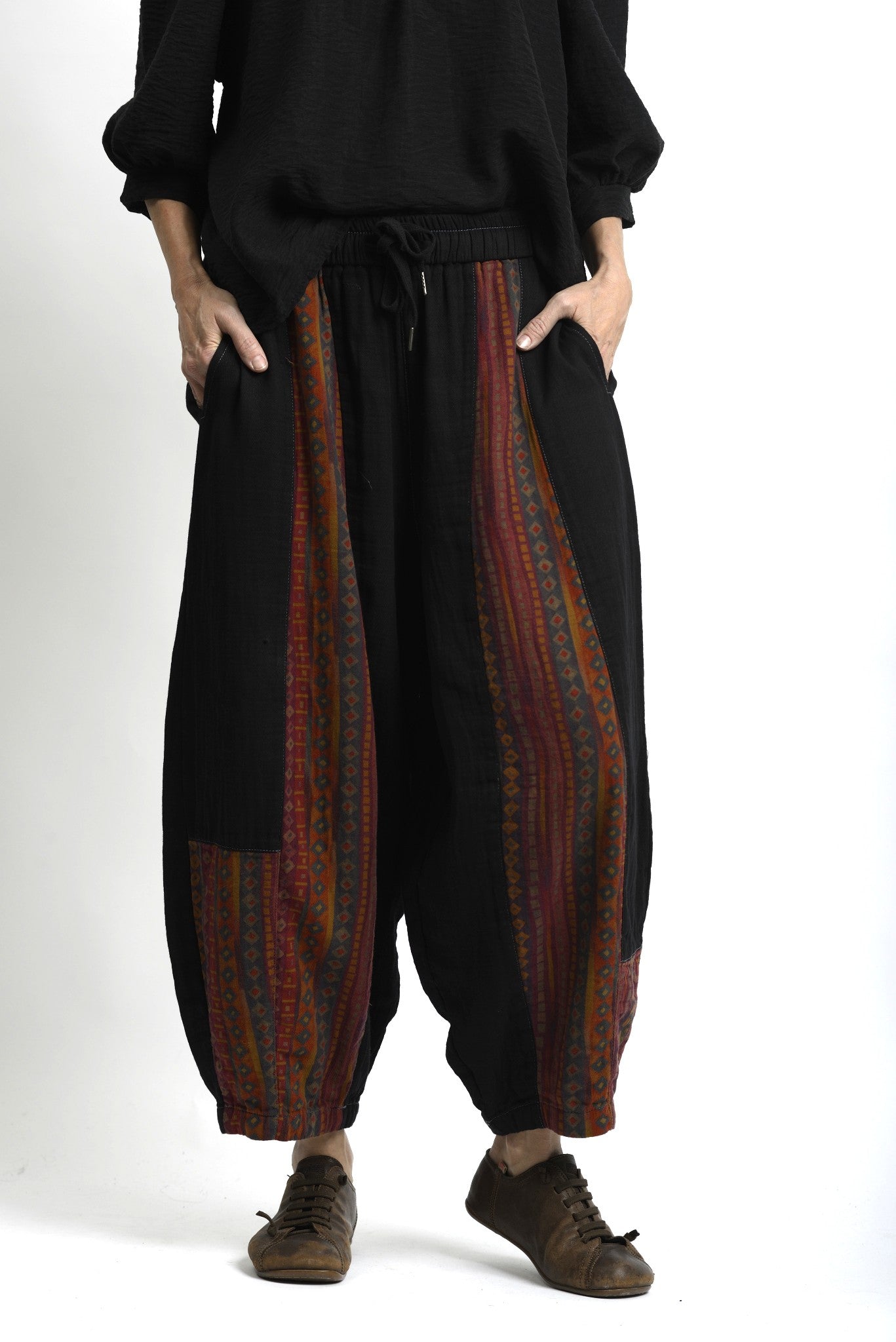 Detaliu talie elastică la pantalonii hippie Korea, concepută pentru adaptare și purtare ușoară.