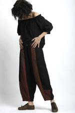 Vedere completă a pantalonilor hippie Korea, cu volum generos și detalii laterale decorative.