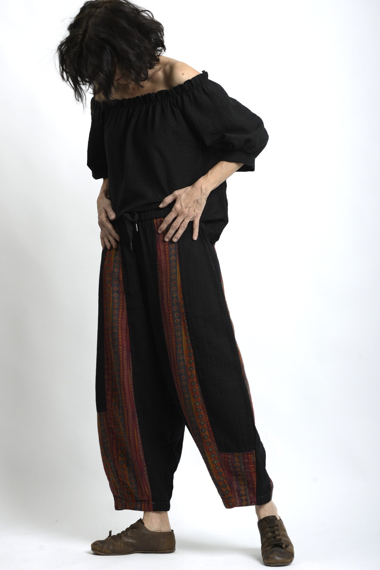 Vedere completă a pantalonilor hippie Korea, cu volum generos și detalii laterale decorative.