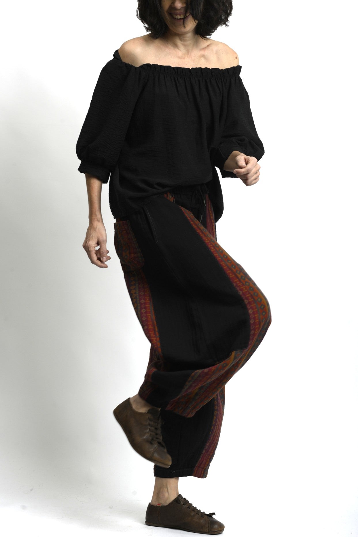 Vedere completă a pantalonilor hippie Korea, cu volum generos și detalii laterale decorative.