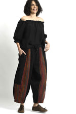 Pantaloni hippie Korea cu croială amplă și talie elastică, purtați cu top lejer, într-un stil boem relaxat.