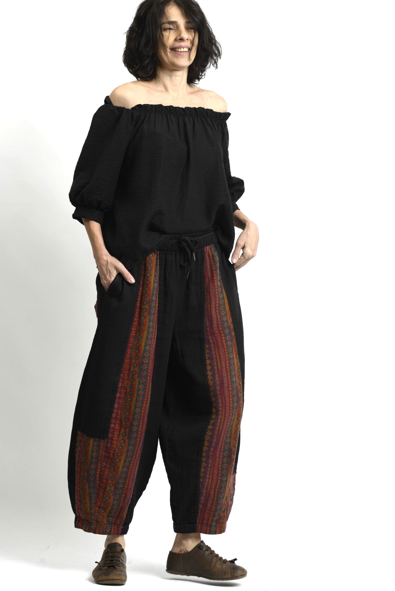 Pantaloni hippie Korea cu croială amplă și talie elastică, purtați cu top lejer, într-un stil boem relaxat.