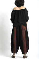 Pantaloni hippie cu talie elastică, vedere din spate, evidențiind croiala lejeră și confortabilă.